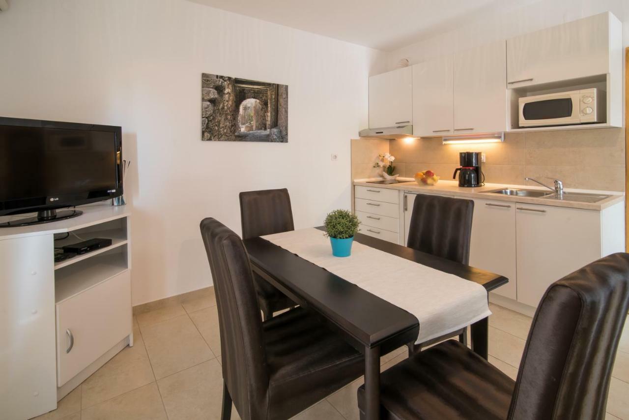 Apartments Marija & Anton Malinska Esterno foto